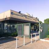 Via Orabona Proprio ospita l'ingresso principale del Campus: una cancellata verde dietro la quale � ben visibile l'intitolazione a Ernesto Quagliarella, rettore dell'universit� cittadina dal 1970 al 1977
